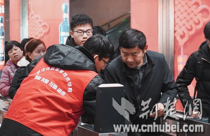汉口站迎出行小高峰 大学生志愿者为春运“保驾护航”