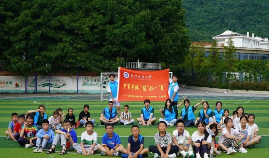 绿茵场上 大学生让足球竞技哨声在大山吹响