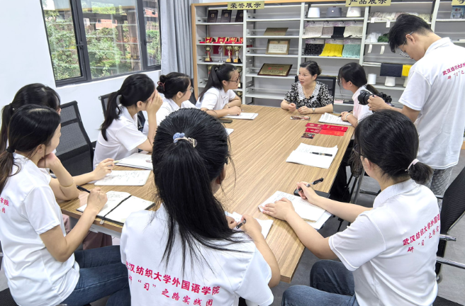 武汉纺织大学外国语学院赴赤壁市蒲纺片区开展“探寻三线建设历史 赓续红色纺织文化”暑期社会实践