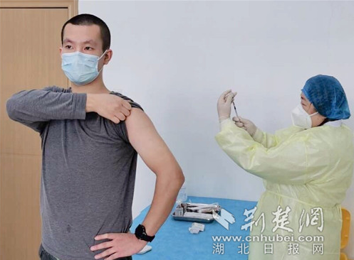 武汉大学生志愿者接种新冠疫苗：要采7次血 目前身体状况良好